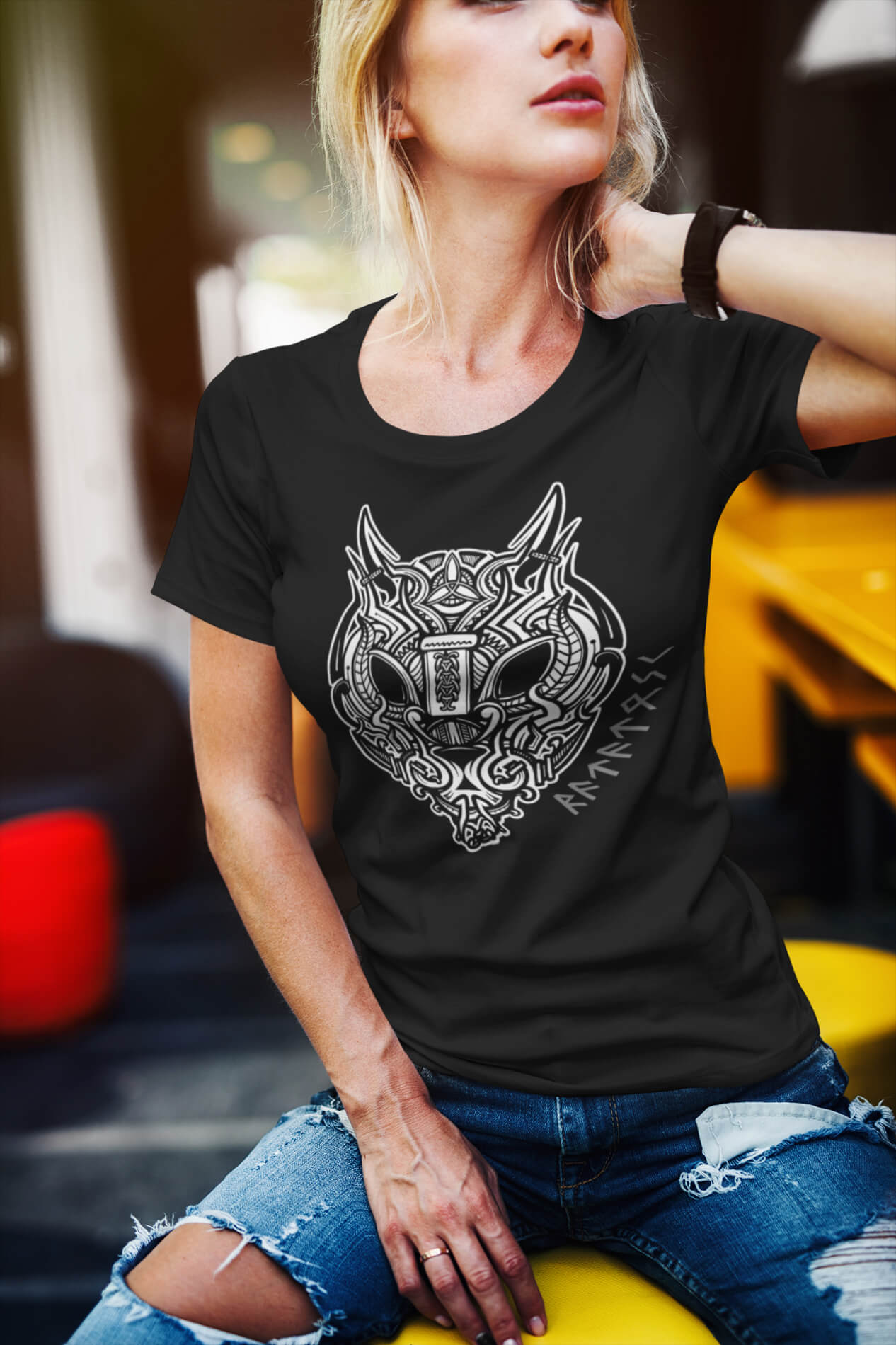 Frau mit Wikinger T-Shirt Ratatosk Runen